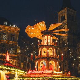Glühweinpyramide auf dem Münsterplatz beim Bonner Weihnachtsmarkt.