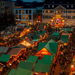 Blick von oben auf die Buden des Bonner Weihnachtsmarktes.