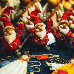 Kleine Weihnachtsmannfiguren an einem Deko-Stand