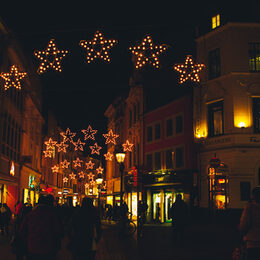 Leuchtende Stern-Lampen über der Sternstraße