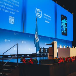 Eine große Bühne im Konferenzsaal "New York" im World Conference Center Bonn.