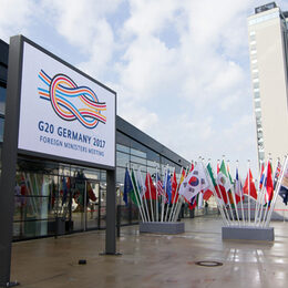 Hinweisschild G20 Außenministerkonferenz und internationale Fahnen vor dem Hauptgebäude