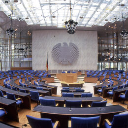 Der menschenleere Plenarsaal mit Blick auf den Bundesadler