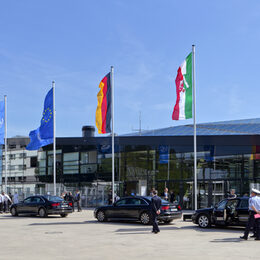 Wageneskorte vor dem Hauptgebäude des World Conference Center Bonn