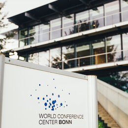 Hinweisschild World Conference Center Bonn am Rheineingang zum Plenarsaal