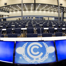 Blick in den Großen Saal des World Conference Center Bonn, hergerichtet für eine Konferenz.