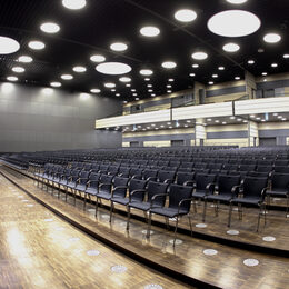 Für Konzerte lässt sich der Boden des Großen Saals stufenweise anheben.