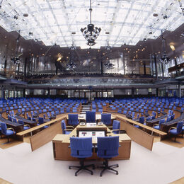 Blick in den leeren Plenarsaal in Richtung Abgeordnetensitzplätze