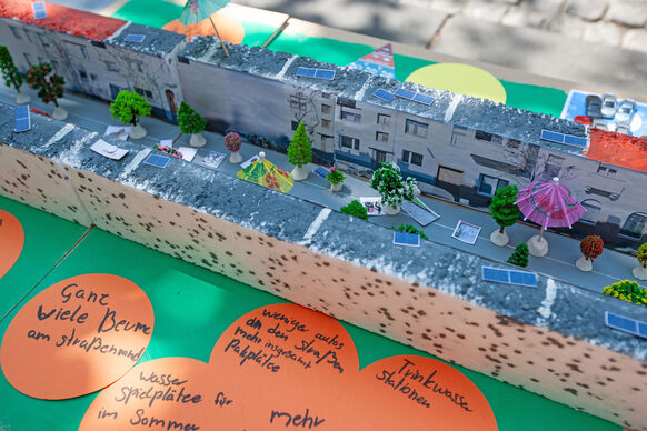 Das Bild zeigt ein selbst gebautes Modell einer Häuserreihe mit Miniaturbäumen.