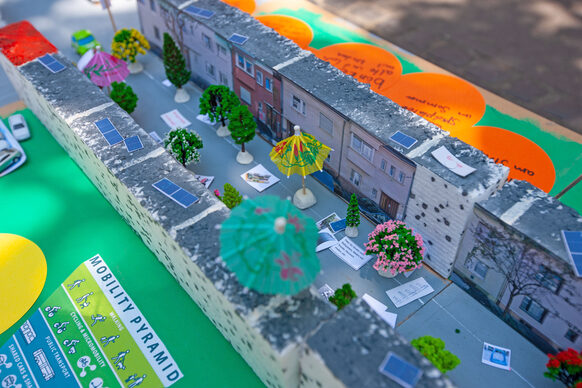 Das Bild zeigt ein selbst gebautes Modell einer Häuserreihe mit Miniaturbäumen.