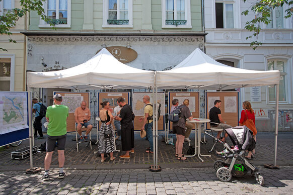 Das Bild zeigt Besucher des Tags der Bönnschen Viertel in der Altstadt an einem Infostand.