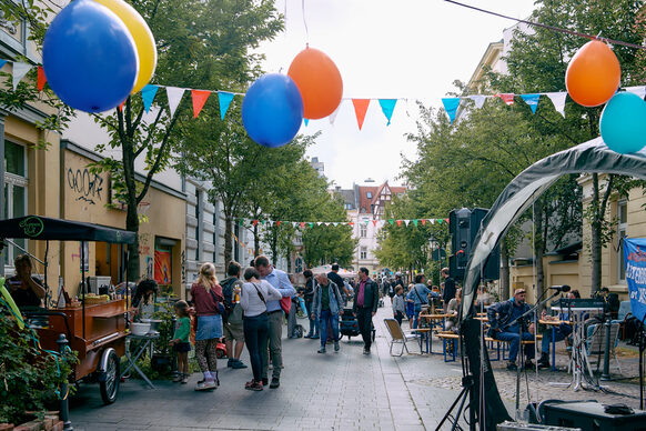 Das Bild zeigt ein Straßenfest auf der Michaelstraße in der Bonner Inneren Nordstadt.