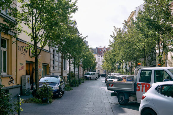 Das Bild zeigt die Michaelstraße in der Inneren Nordstadt an einem normalen Tag mit vielen parkenden Autos.