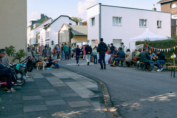 Das Bild zeigt die Kessenicher Straße in Dottendorf an einem Aktionstag mit vielen Menschen auf der Straße.