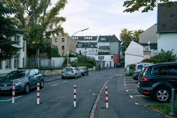 Das Bild zeigt einen Abschnitt der Magdalenenstraße in Endenich mit parkenden Autos.