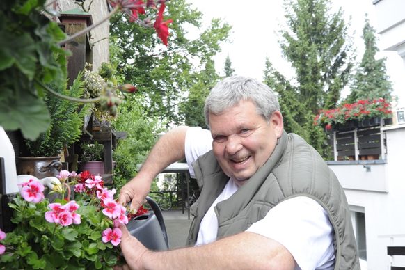 Herbert Müller kümmert sich im Rahmen des Projektes "die Ledenshelfer" um die Blumen seiner verreisten Nachbarin.