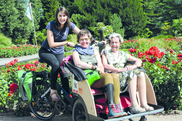 Seniorinnen erleben schöne Stunden bei Ausfahrten mit der Fahrrad-Rikscha