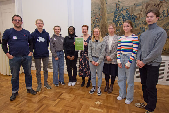 Schülervertretung der Integrierten Gesamtschule Bonn-Beuel gemeinsam mit Oberbürgermeisterin Katja Dörner.