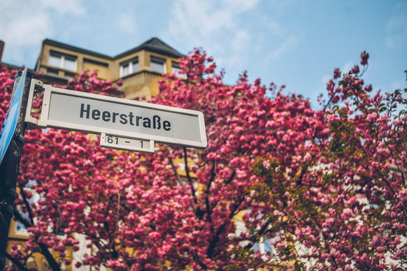 Das Straßenschild der Heerstraße vor den Kirschblüten.