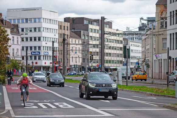 Das Bild zeigt eine Spur für den Autoverkehr neben einer Spur für Fahrräder und Busse.