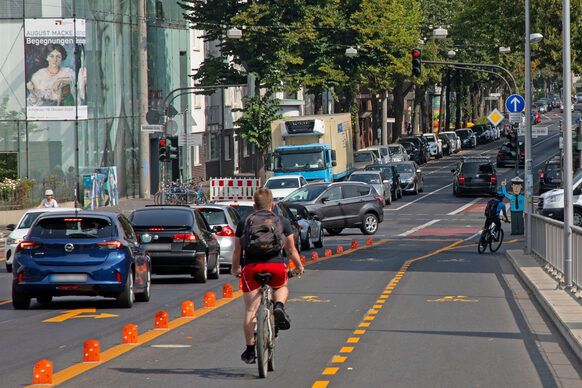 Ein Radfahrer fährt auf der neu abgegrenzten Radspur auf der Bornheimer Straße.