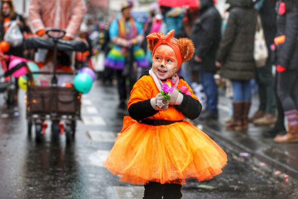 Ein Kind in orangefarbigem Kostüm