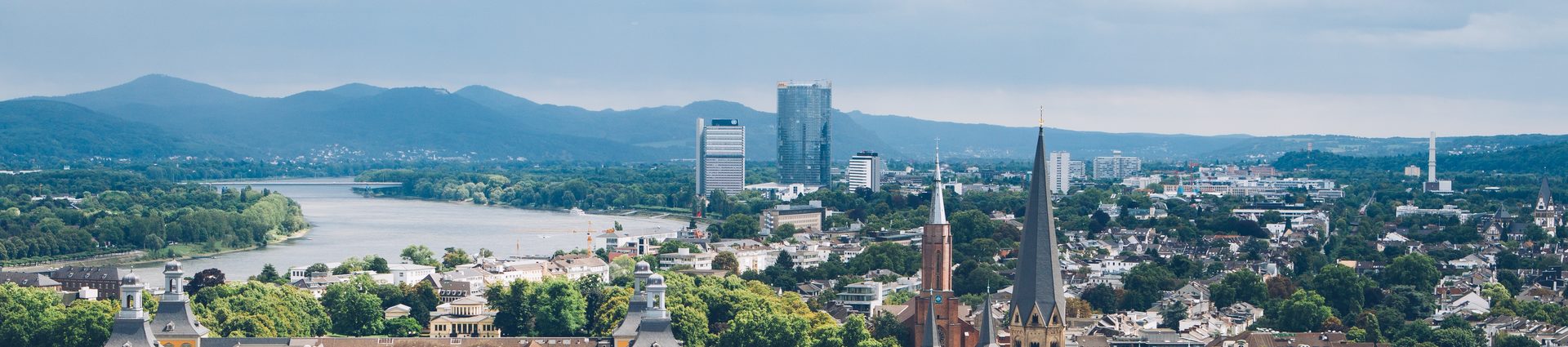 Blick auf die Bonner Innenstadt mit Münster, Universität, Rhein, UN-Campus und Siebengebirge.