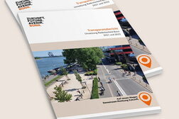 Das Bild zeigt zwei Exemplare des gedruckten Transparenzberichts zur Umsetzung des Radentscheid in Bonn.