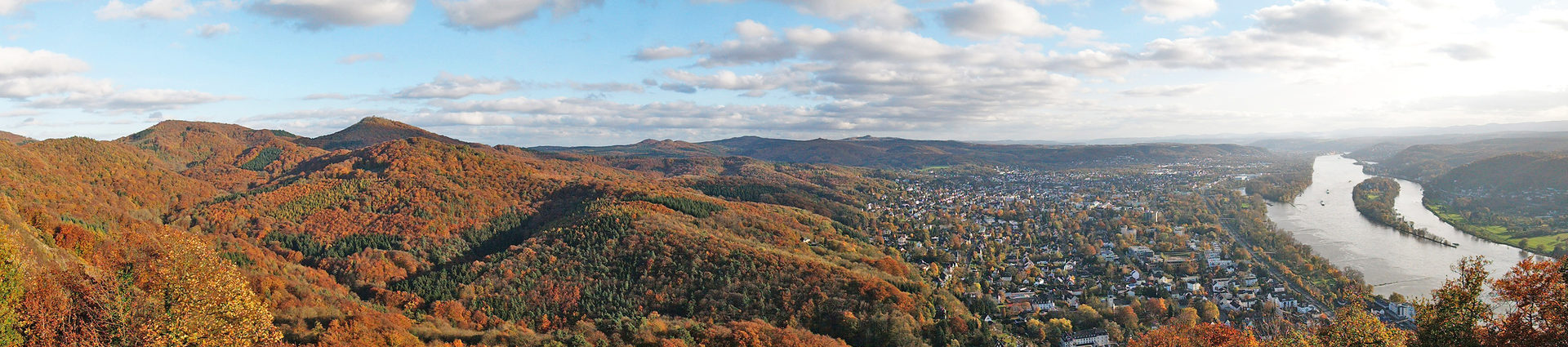Luftansicht vom Siebengebirge mit Rhein