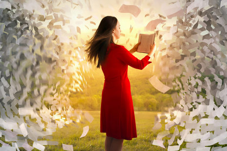 Frau mit Buch in einem Strudel aus losen Blättern