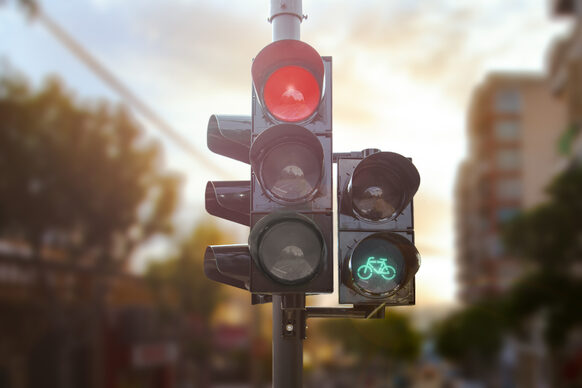 Eine rote Ampel für den Autoverkehr und eine grüne Ampel für den Radverkehr