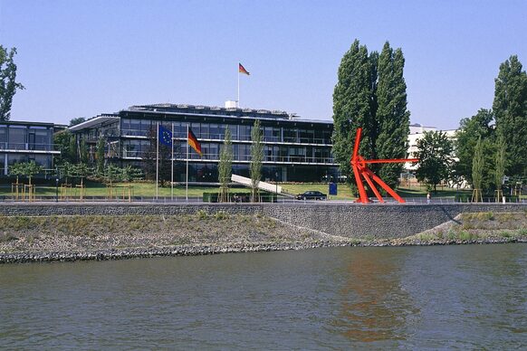 Das Rheinufer vor dem ehemaligen Bundestag ziert die Skulptur "L´Allumé" von Mark di Suvero. Das signalrote Kunstwerk weist übrigens in Richtung Berlin.