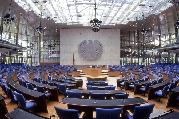 Lichtdurchflutet und deshalb als Tagungsort sehr beliebt: Der ehemalige Plenarsaal des Deutschen Bundestages in Bonn, heute Teil des World Conference Center Bonn.