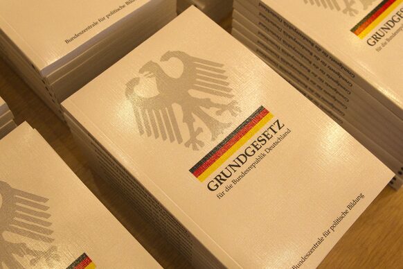 Bei der Einbürgerung bekommen die neuen deutschen Staatsbürger auch ein Grundgesetz ausgehändigt.