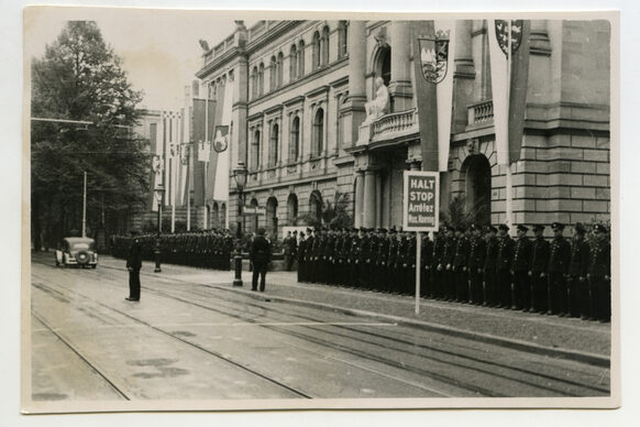 Polizisten stehen bei der Eröffnung des Parlamentarischen Rates vor dem Museum Koenig