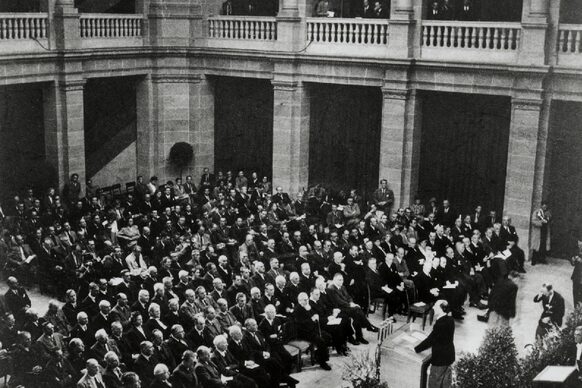 Am 1. September 1948 wird mit einem Festakt im Lichthof des Museums Alexander Koenig der Parlamentarische Rat eröffnet.