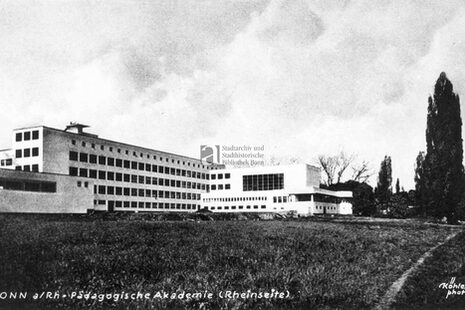 Blick von Nordosten auf die zum Rhein gelegene Seite der Pädagogischen Akademie, 1932/33