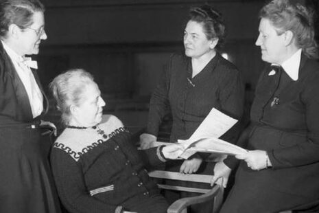 Die historische Aufnahme zeigt Helene Wessel, Helene Weber und Friederike Nadig und Elisabeth Selbert