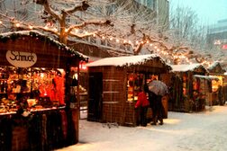 Verschneite Stände beim Weihnachtsmarkt/Nikolausmarkt in Bad Godesberg