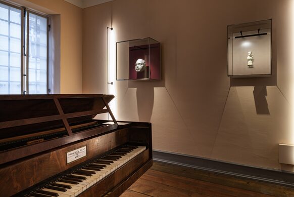 Flügel und Totenmaske Ludwig van Beethovens in der neuen Dauerausstellung des Beethoven-Hauses