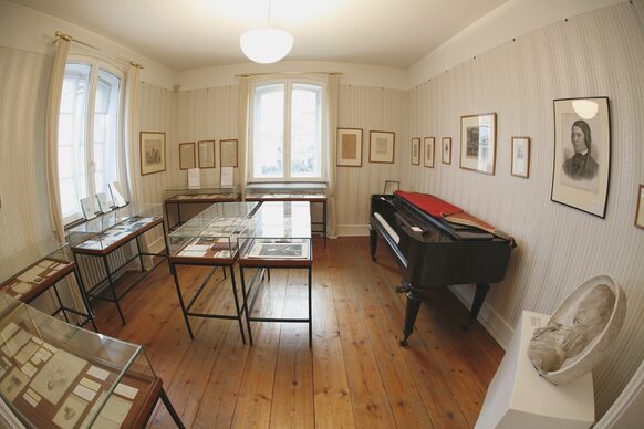 Ausstellungsraum mit Vitrinen im Schumannhaus Bonn