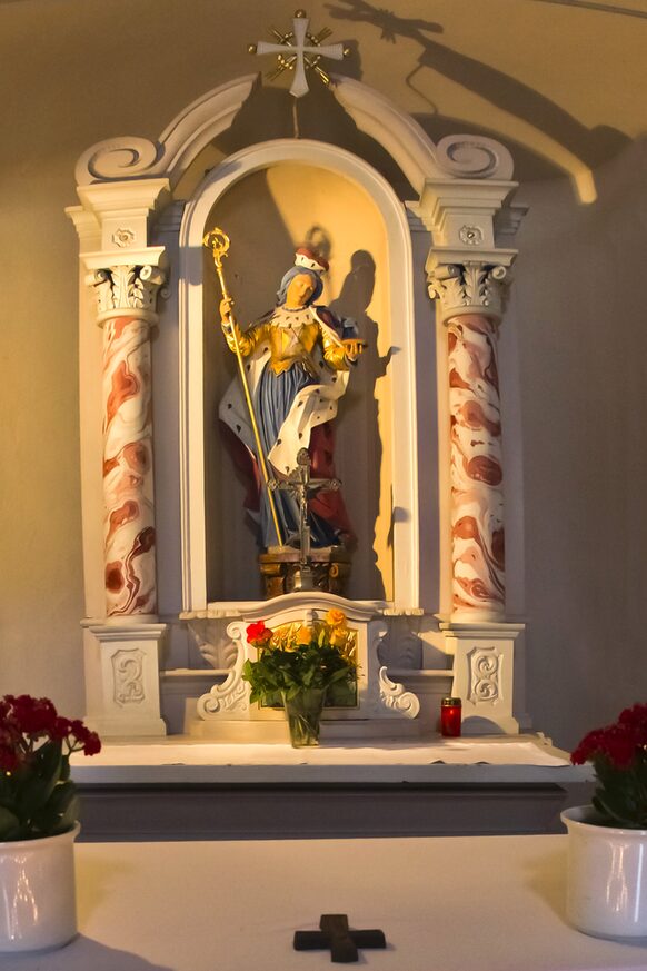 Die Statue der Heiligen Adelheid in der Kapelle in Pützchen