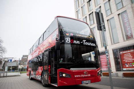Ein roter Doppeldecker-Bus mit der Aufschrift "Bonn-Touren".