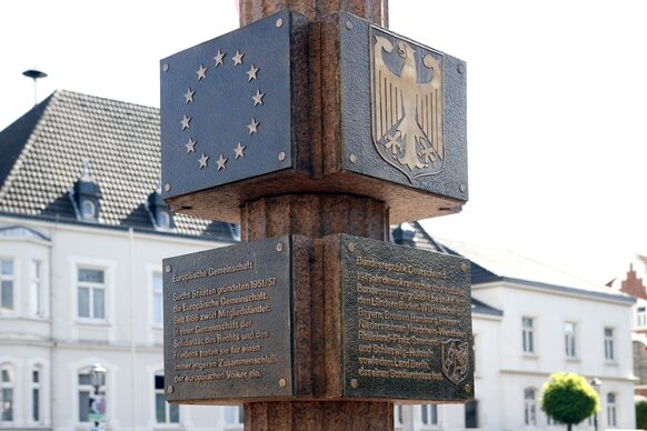 Die Europasäule vor dem Rathaus Hardtberg