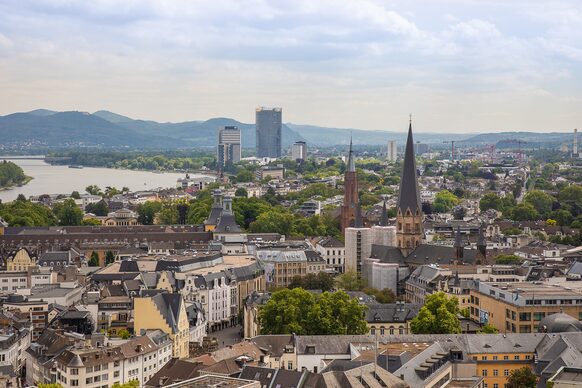Bonner Innenstadt und Skyline mit Rhein und Siebengebirge
