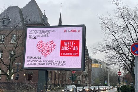 Megalightplakat UNAIDS vor dem Collegium Leoninum in Bonn