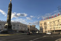 Obelisk auf einer mehrspurigen Straße in Minsk