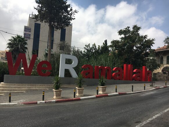 Schriftzug We are Ramallah am Rande einer Straße
