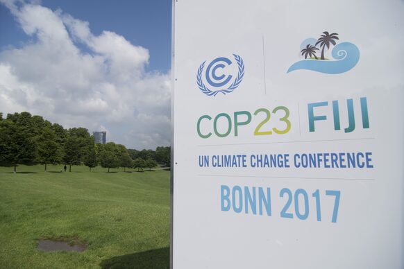 Infostele in der Rheinaue mit dem Hinweis auf die Weltklimakonferenz COP23 2017 in Bonn