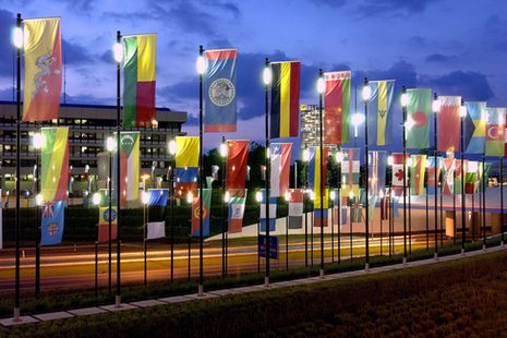 Internationale Flaggen am Helmut-Kohl-Platz